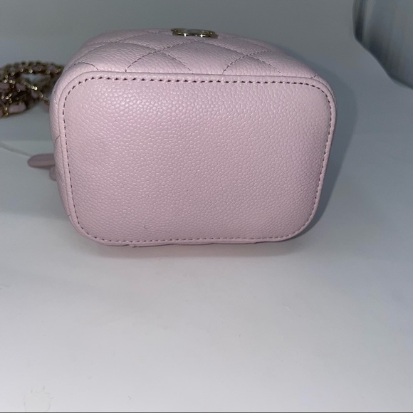 Sold Chanel 22P Light Pink mini vanity with CC interlock chain and Mirror - Picture 7 of 15